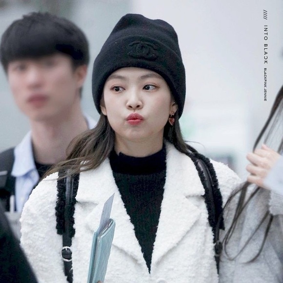 Authentic Chanel interlocking CC logo beanie - Picture 6 of 7